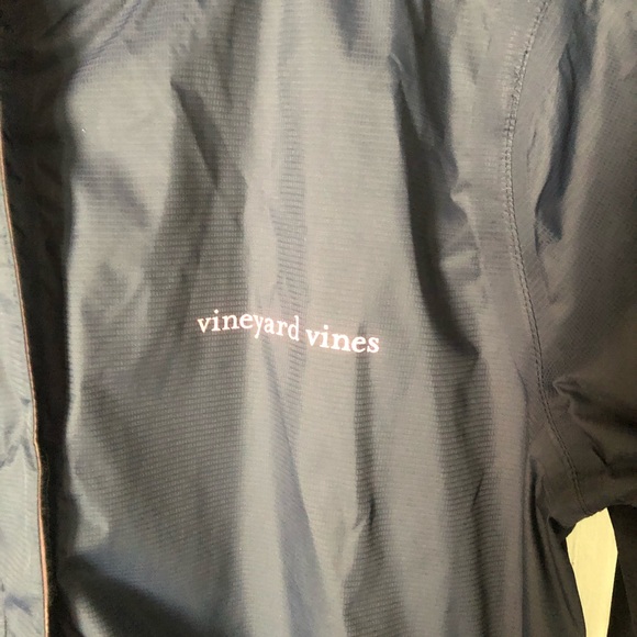 Classy Vineyard Vine stow and go jacket - Picture 3 of 7